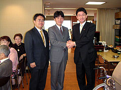 山本一太議員と握手